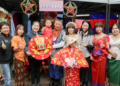 ▲縣長翁章梁體驗多元文化服飾，吸引民眾合照。(圖/嘉義縣政府提供)