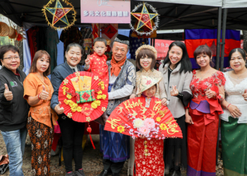 ▲縣長翁章梁體驗多元文化服飾，吸引民眾合照。(圖/嘉義縣政府提供)