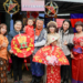 ▲縣長翁章梁體驗多元文化服飾，吸引民眾合照。(圖/嘉義縣政府提供)
