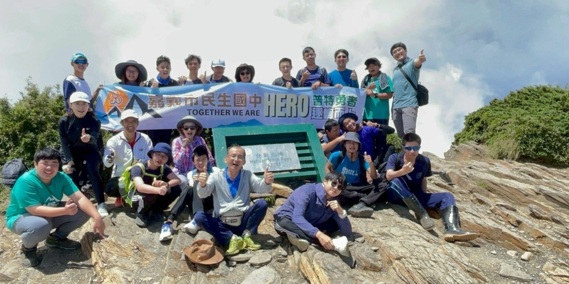 ▲民生國中師長們陪同身障特殊學生，在暑假期間成功一同挑戰合歡山北峰。(圖/嘉義市政府提供)