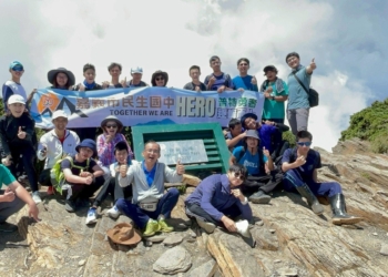 ▲民生國中師長們陪同身障特殊學生，在暑假期間成功一同挑戰合歡山北峰。(圖/嘉義市政府提供)