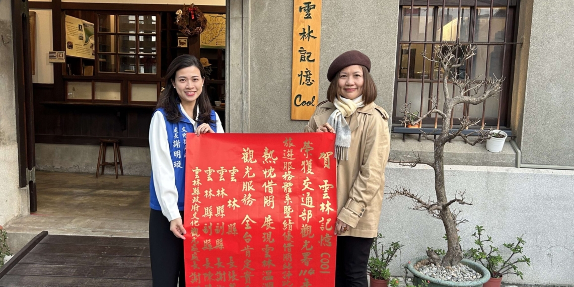 ▲文觀處長謝明璇代表縣府貼紅榜慶賀雲林記憶Cool獲績優借問站殊榮。(圖/雲林縣政府提供)