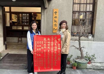 ▲文觀處長謝明璇代表縣府貼紅榜慶賀雲林記憶Cool獲績優借問站殊榮。(圖/雲林縣政府提供)