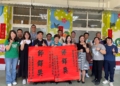 ▲竹崎高中校長蘇淵源及學務主任陳琬婷雙雙榮獲師鐸獎,教育處長李美華代表前往學校貼榜祝賀。(圖/嘉義縣政府提供)
