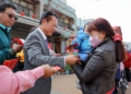▲嘉義縣長翁章梁初一率隊走春祈福，民眾熱情排隊領取紅包。
