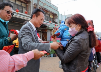 ▲嘉義縣長翁章梁初一率隊走春祈福，民眾熱情排隊領取紅包。