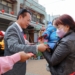 ▲嘉義縣長翁章梁初一率隊走春祈福，民眾熱情排隊領取紅包。