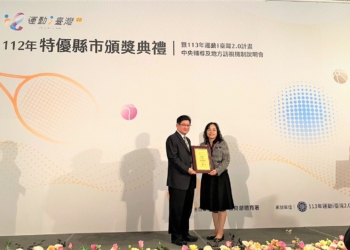 ▲嘉義市政府特別安排教育處林喜信副處長代表接受表揚。。(圖/嘉義市政府提供)