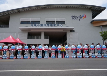 ▲縣長張麗善率領交通工務局團隊與地方民意代表剪綵啟用,象徵區域公共建設邁入全新里程碑。(圖/雲林縣政府提供)