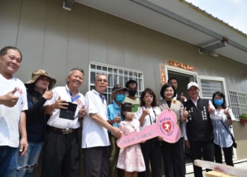▲張麗善感謝台灣寶島行善義工團，協助重建北港蘇小妹妹家園。(圖/雲林縣政府提供)