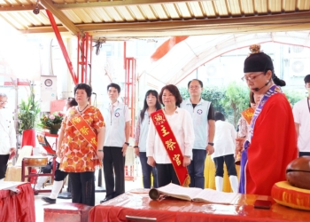 ▲市長黃敏惠率市府團隊參香祈福。(圖/嘉義市政府提供)