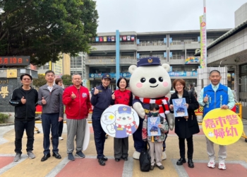 ▲嘉義市政府警察局第一分局執行加強校園安全維護勤務，讓每位學童及家長安心上學，開心回家。(圖/嘉義市政府提供)