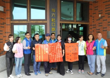 ▲雲林溪水環境巡守隊獲全國優等獎，副縣長謝淑亞等人貼紅榜祝賀。(圖/雲林縣政府提供)