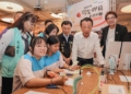 ▲縣長翁章梁等人與學生交流創作理念。（圖/嘉義縣政府提供）