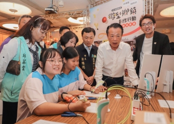 ▲縣長翁章梁等人與學生交流創作理念。（圖/嘉義縣政府提供）