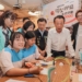 ▲縣長翁章梁等人與學生交流創作理念。（圖/嘉義縣政府提供）