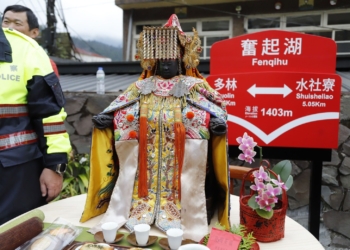 ▲媽祖首度搭乘林業鐵路觀光列車「栩悅號」前往阿里山，於迎曙光行程中完成接駕與祈福儀式。（圖／嘉義縣政府提供）
