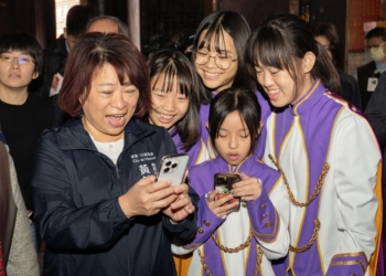 ▲解謎遊戲內容十分趣味，連市長黃敏惠與年輕學子們也玩得不亦樂乎。（圖/嘉義市政府提供）
