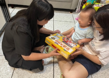 ▲育兒指導員提供專業育兒知識，降低家長照護嬰幼兒的壓力。（圖/嘉義縣政府提供）