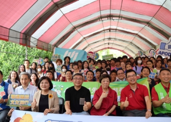 ▲雲林縣長張麗善、台積電慈善基金會董事長張淑芬與兩校師生合影，見證城鄉共學。（圖/雲林縣政府提供）