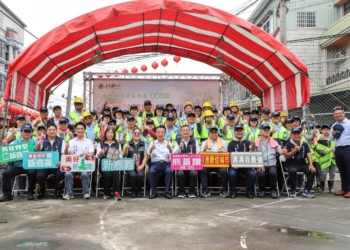 ▲嘉義縣全面提升防汛整備，民雄雙福村示範清溝行動。（圖/嘉義縣政府提供）