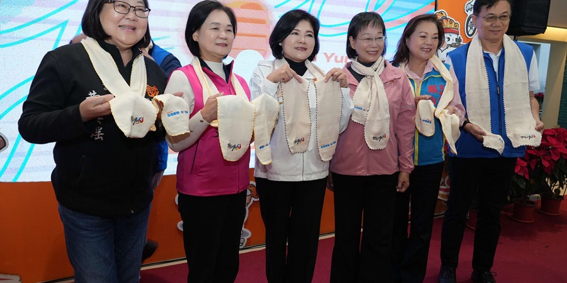 ▲115年元旦升旗典禮，縣府準備質感舒適的「紗布運動巾」作為活動紀念品。(圖/雲林縣政府提供)