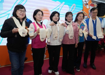 ▲115年元旦升旗典禮,縣府準備質感舒適的「紗布運動巾」作為活動紀念品。(圖/雲林縣政府提供)