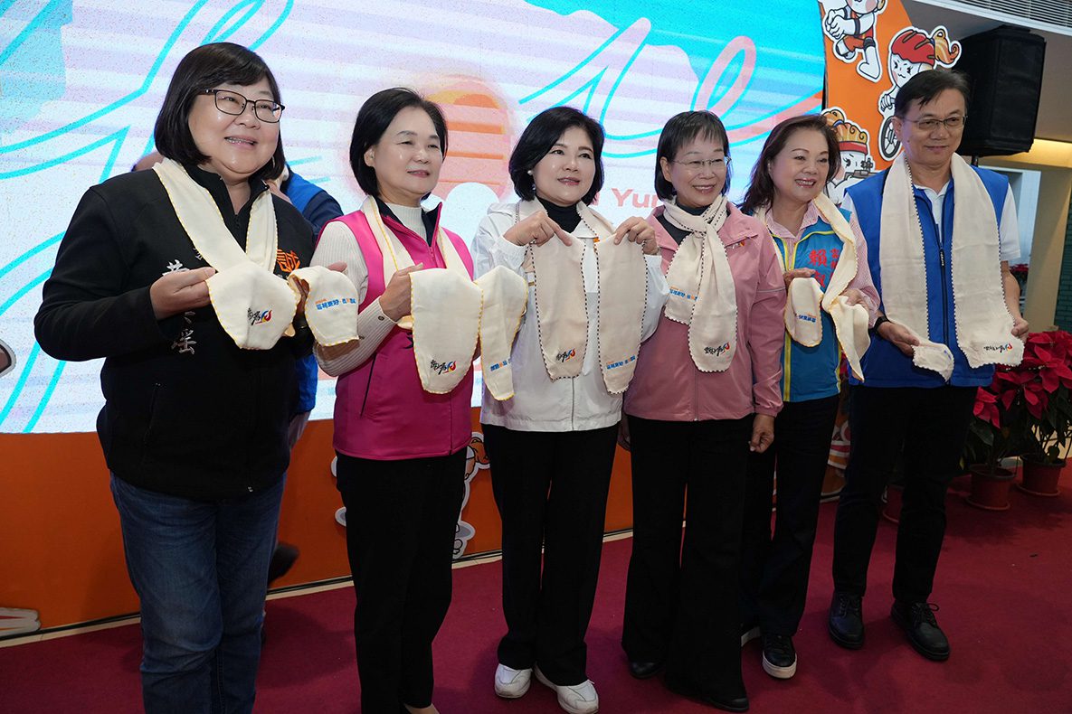 ▲115年元旦升旗典禮,縣府準備質感舒適的「紗布運動巾」作為活動紀念品。(圖/雲林縣政府提供)