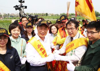 ▲南市泰安宮、旌忠廟祈安巡禮遶境入嘉縣，翁章梁縣長接駕。(圖/嘉義縣政府提供)