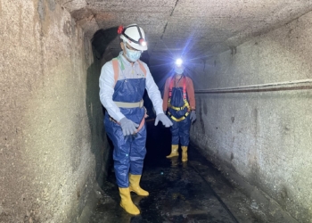 ▲工務處長蘇文崎親自率員視察下水道清淤情形。(圖/嘉義市政府提供)