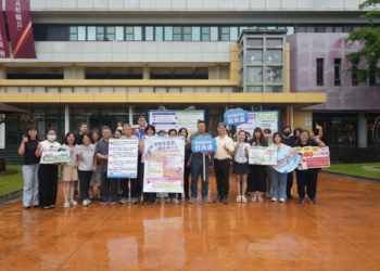 ▲雲林縣府團隊與志工共同宣導求職防騙與環境法令，守護青年安全。（圖/雲林縣政府提供）