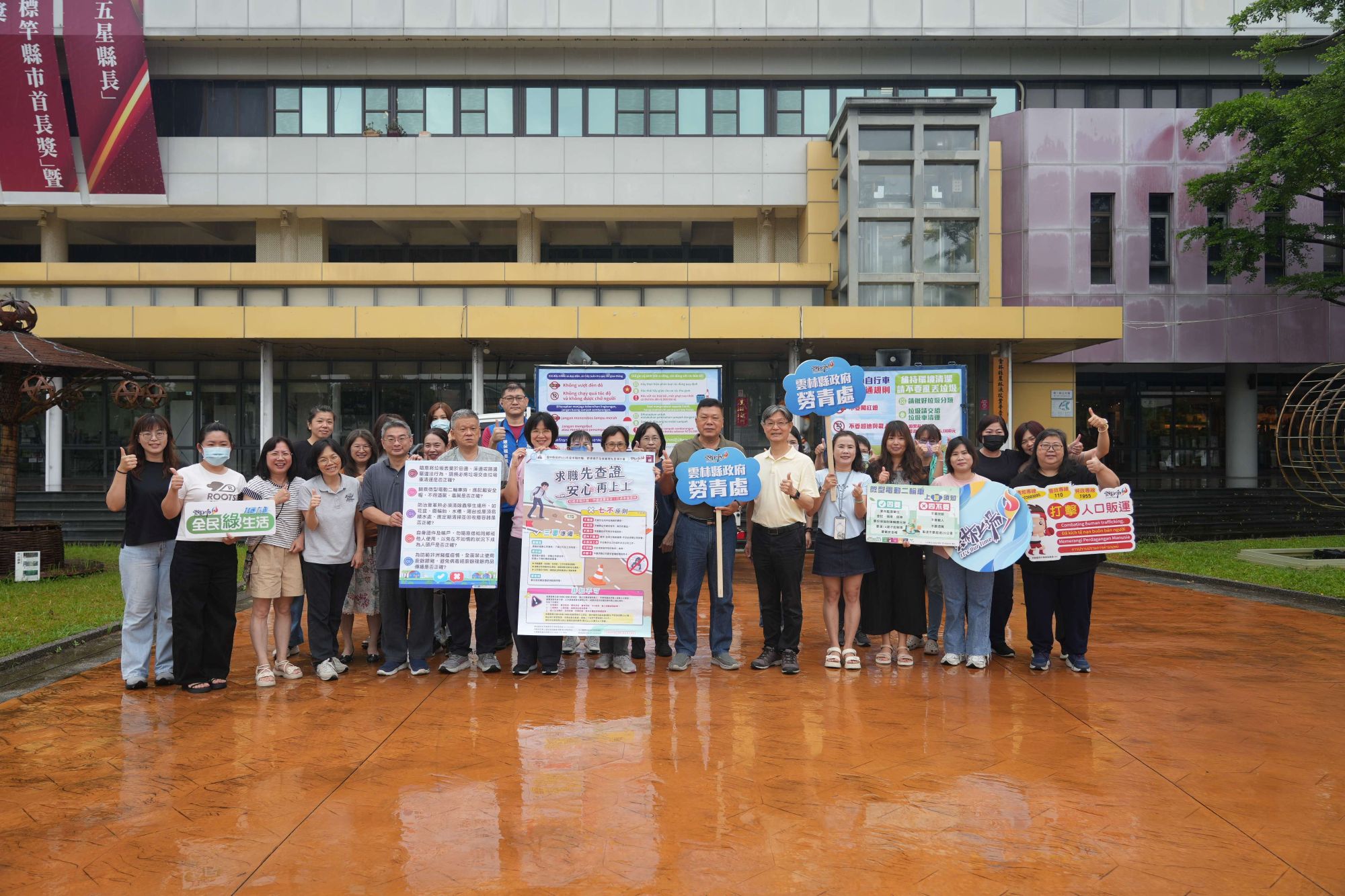 ▲雲林縣府團隊與志工共同宣導求職防騙與環境法令,守護青年安全。(圖/雲林縣政府提供)
