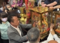 ▲縣長翁章梁等人恭請媽祖回鑾。（圖/嘉義縣政府提供）