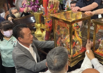 ▲縣長翁章梁等人恭請媽祖回鑾。（圖/嘉義縣政府提供）