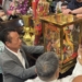 ▲縣長翁章梁等人恭請媽祖回鑾。（圖/嘉義縣政府提供）