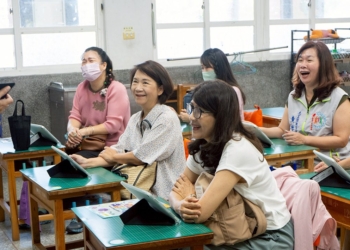 ▲嘉義市攜手教育部與國北教大舉辦「數位學習家長宣講」，接軌現代趨勢。(圖/嘉義市政府提供)