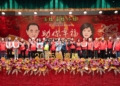 ▲市長黃敏惠與福添福基金會董監事共同頒贈福袋等禮品，勉勵扶助戶。（圖/嘉義市政府提供）