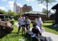 ▲「定向森旅行」探索活動帶領學生們在檜意森活村與北門車站中，以遊戲中實際探索學習。(圖/嘉義市政府提供)