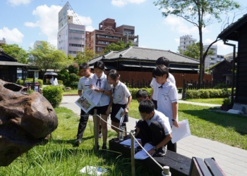 ▲「定向森旅行」探索活動帶領學生們在檜意森活村與北門車站中，以遊戲中實際探索學習。(圖/嘉義市政府提供)