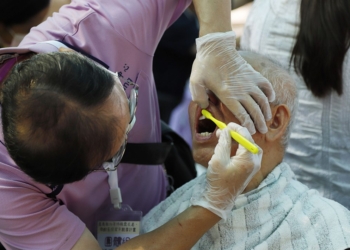 ▲照服員協助長輩潔牙。(圖/嘉義縣政府提供)