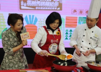 ▲縣長張麗善化身主廚，行銷雲林「天菜」。(圖/雲林縣政府提供)