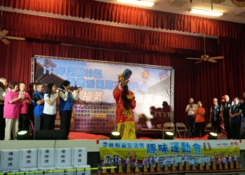 ▲開幕儀式特別安排象徵幸福與吉祥的財神爺驚喜現身，將祝福分享給每位長輩。（圖/雲林縣政府提供）