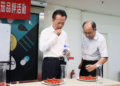▲縣長翁章梁及農糧署副署長姚志旺到場試吃，並參與小果番茄評鑑投票。（圖/嘉義縣政府提供）