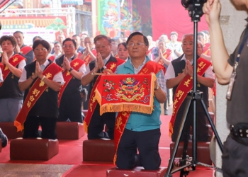 ▲民雄大士爺文化祭由嘉義縣副縣長劉培東率各界團拜。（圖/嘉義縣政府提供）
