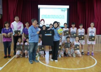 ▲土庫國小女籃隊贈送縣長張麗善冠軍球衣及簽名球。（圖/雲林縣政府提供）