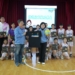 ▲土庫國小女籃隊贈送縣長張麗善冠軍球衣及簽名球。（圖/雲林縣政府提供）