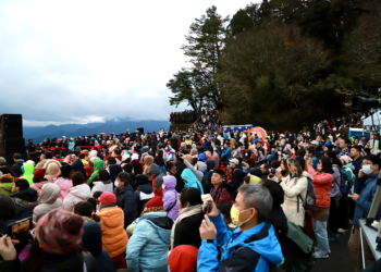 ▲2024阿里山日出印象音樂會，祝山觀日平台湧現人潮。（圖/嘉義縣政府提供）