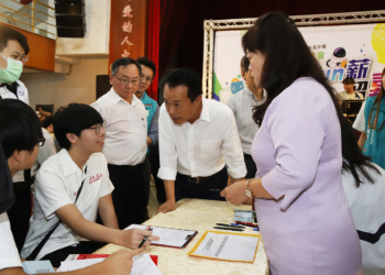 ▲縣長翁章梁到場關心青年學子的就業方向。（圖/嘉義縣政府提供）
