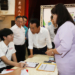 ▲縣長翁章梁到場關心青年學子的就業方向。（圖/嘉義縣政府提供）