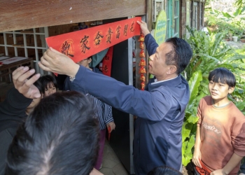 ▲小衛星兒少據點除舊佈新，縣長翁章梁也一起貼春聯。（圖／嘉義縣政府提供）